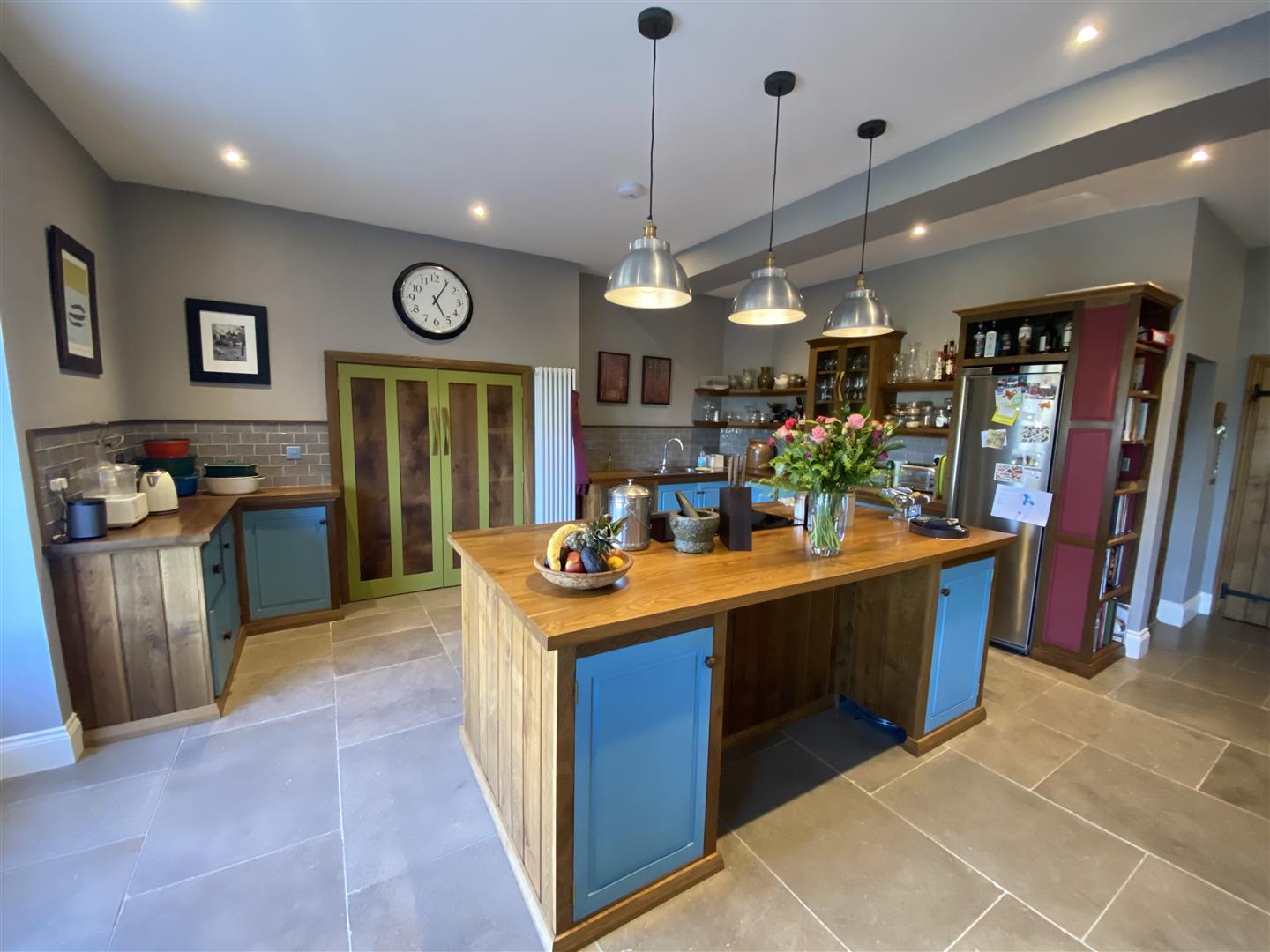 KITCHEN/DINING ROOM